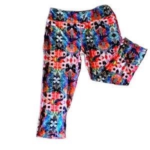 VOGO Athletica Patterned Capri Leggings Sz L